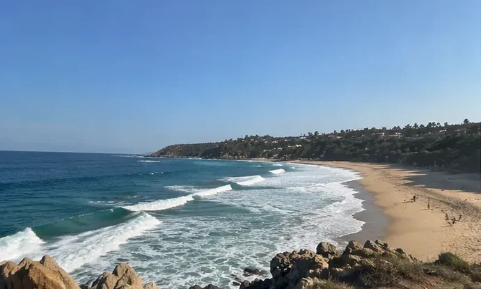 Inicia en Puerto Escondido y descubre la magia de la costa oaxaqueña. 